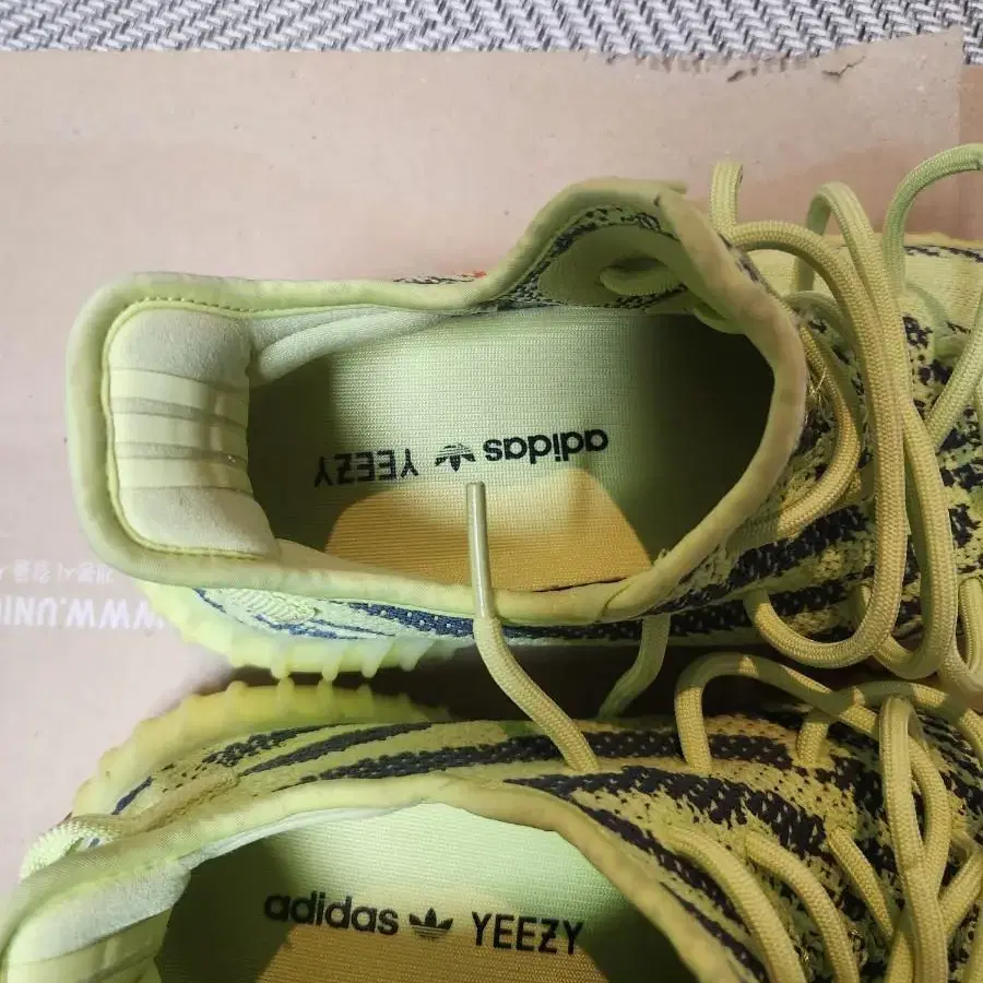 [275]이지부스트 350V2 semi frozen yellow