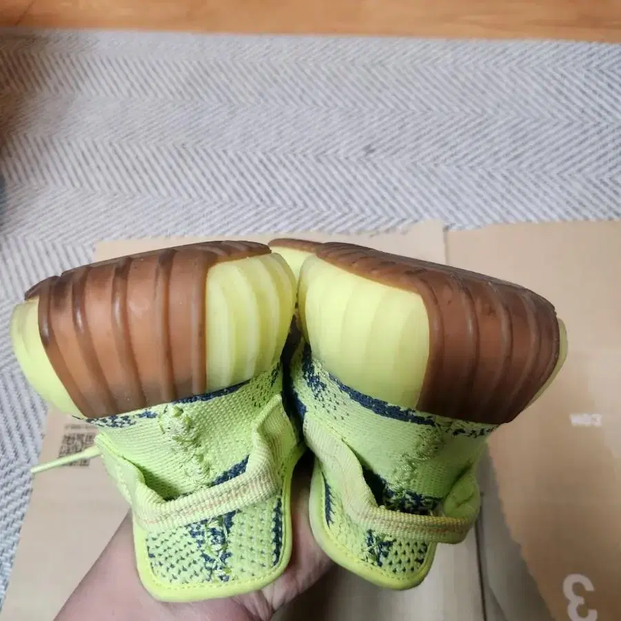 [275]이지부스트 350V2 semi frozen yellow