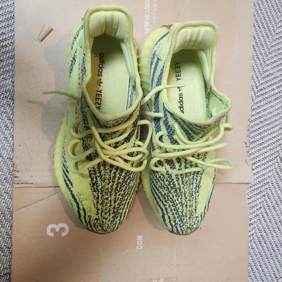 [275]이지부스트 350V2 semi frozen yellow