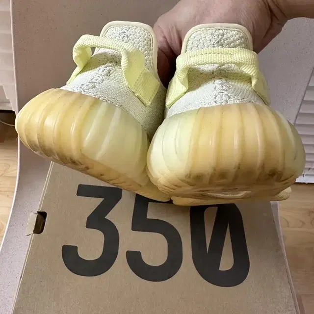 아디다스 이지부스트 350 V2 버터 (size 240)