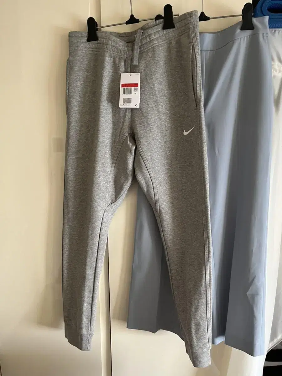 New/Nike Joggers/Tapered Fit/L