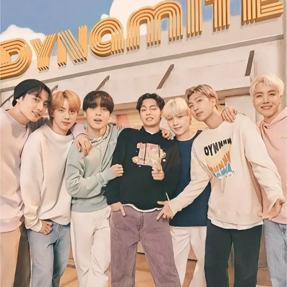 [급매 한정판] 방탄소년단 x 휠라 다이너마이트 맨투맨 bts 진