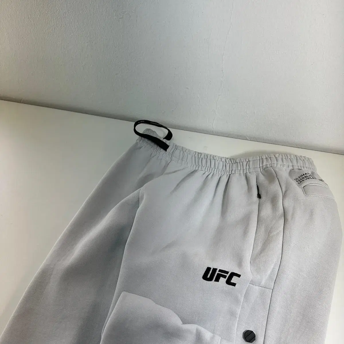 M UFC 연그레이 레귤러핏 사이드버튼 트레이닝 스웻팬츠