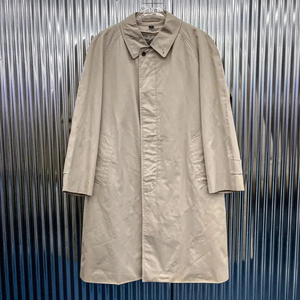 Burberry Aberdeen Trench Coat (Domestic L) C370