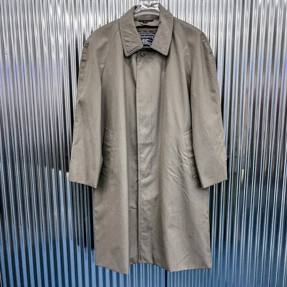 Burberry Aberdeen Trench Coat (Domestic L) C372