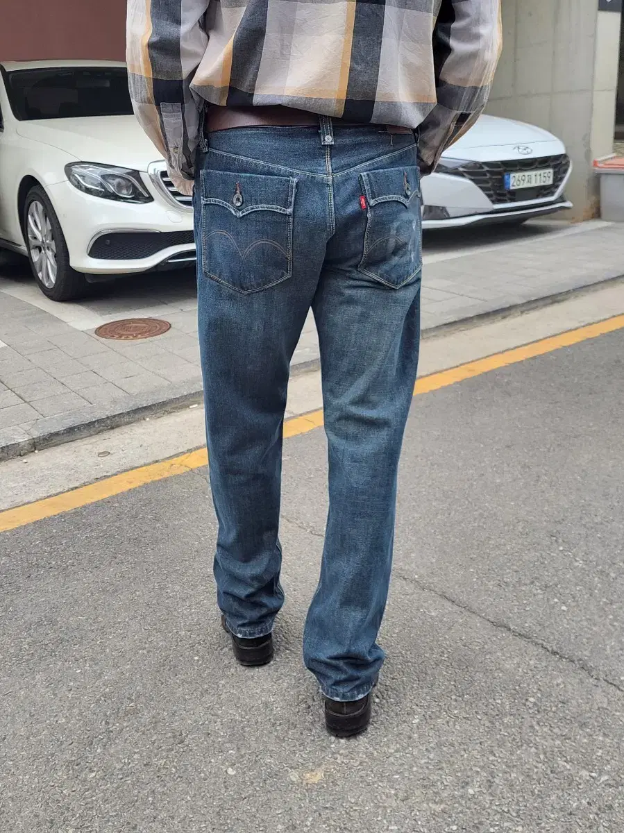 Rare Levi's Distressed Flap Pocket jin 33