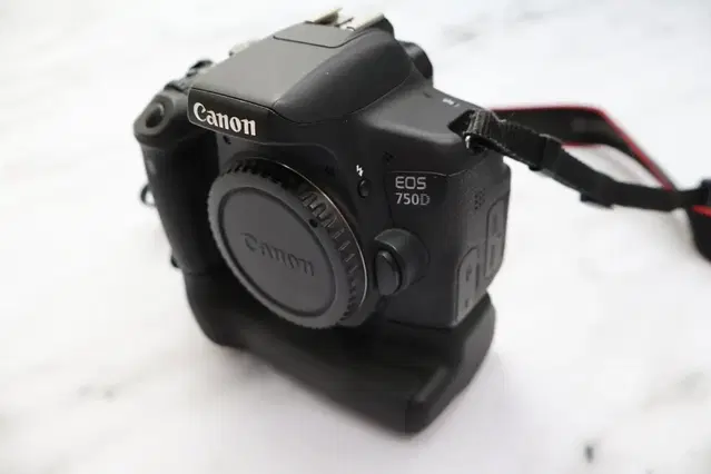 캐논 dslr 카메라 EOS 750D 바디와 정품 세로그립 세트