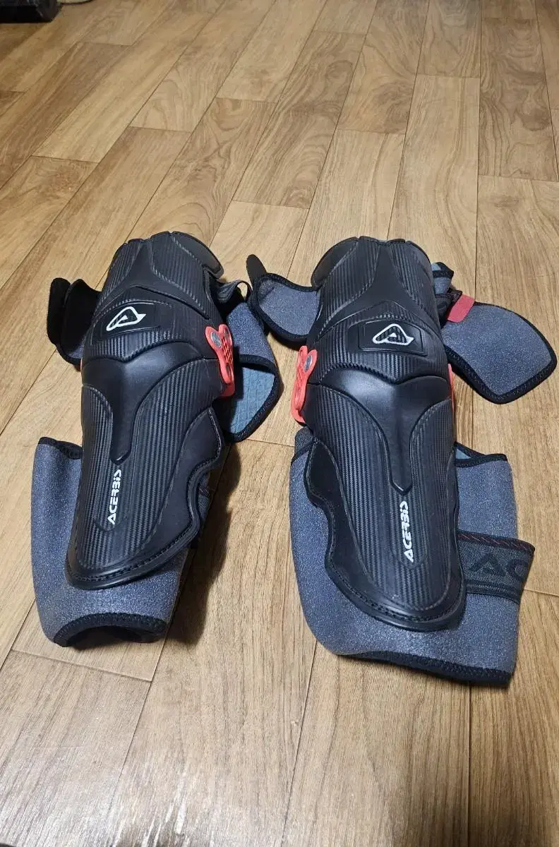 Knee brace