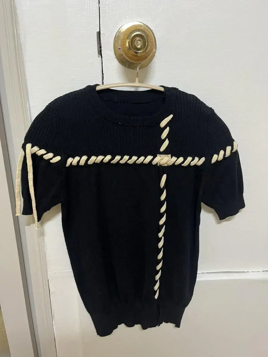 Unique Vahn Short Sleeve Black Knit