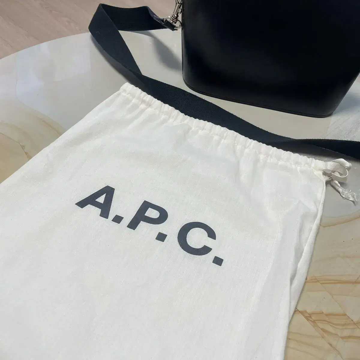 아페쎄 APC 가브리엘백 가죽 크로스백 블랙