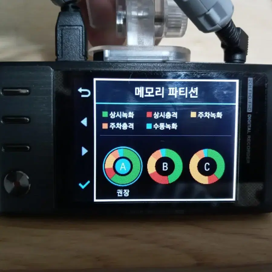 아이나비 QXD950 블랙박스 입니다