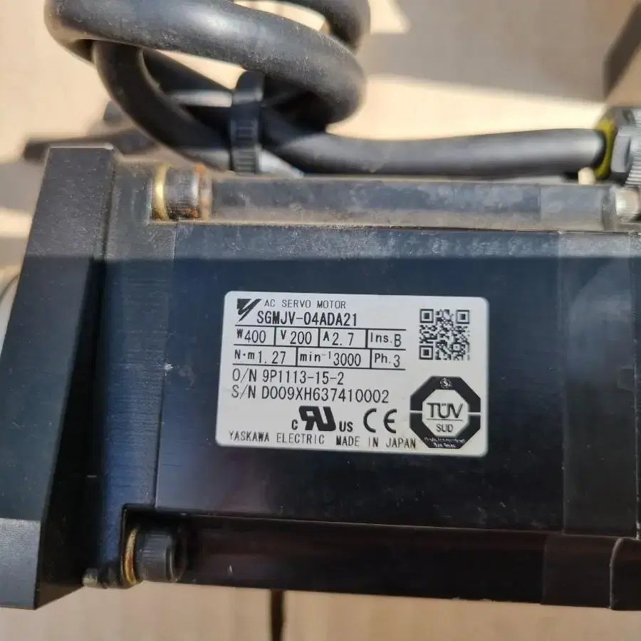 YASKAWA SGDV-2R8A01A  SGMJV-04ADA21