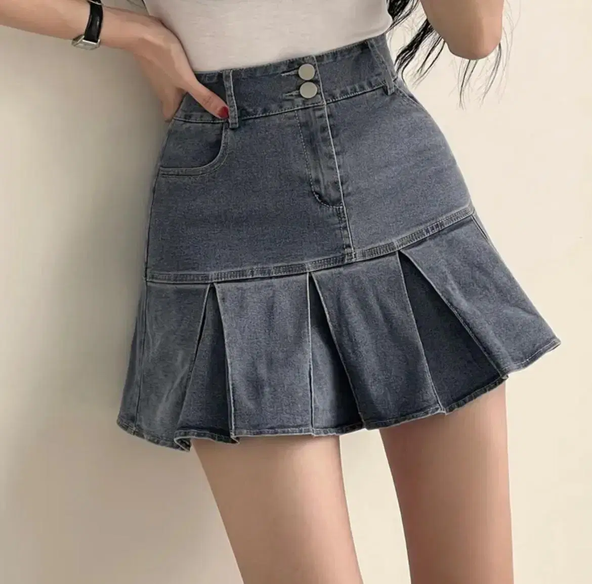 High-waisted two-button pleated denim miniskirt