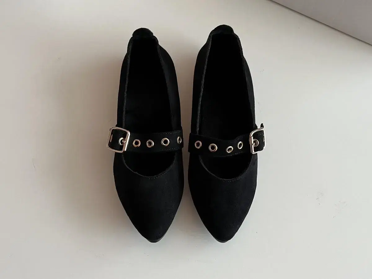 Flat shoes [New Products]