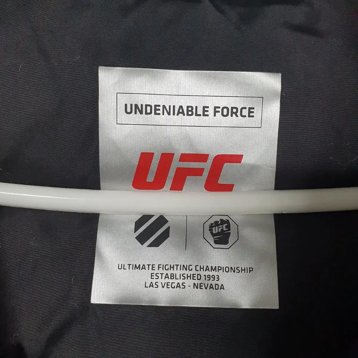 새제품급 [L] UFC 블록 덕다운 유광 패딩 조끼 베스트 블랙 한정판