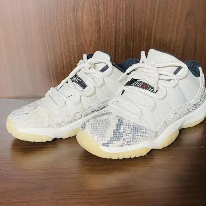 조단11 레트로 로우 Snake Light Bone GS 흰뱀피 250