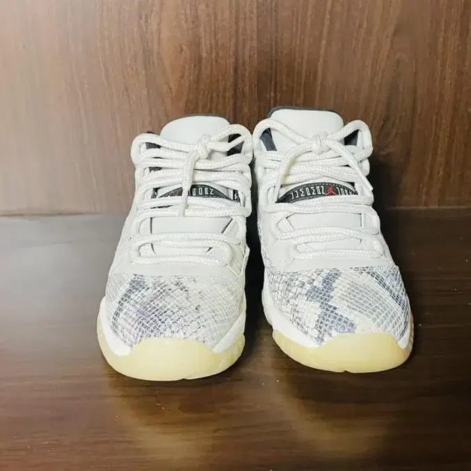 조단11 레트로 로우 Snake Light Bone GS 흰뱀피 250