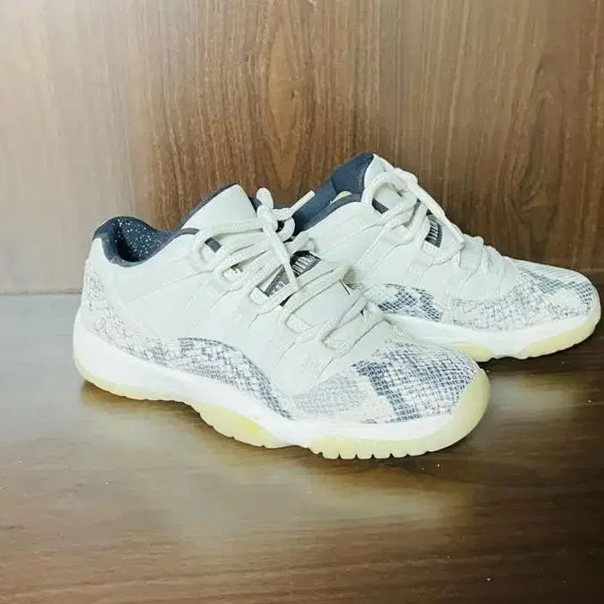 조단11 레트로 로우 Snake Light Bone GS 흰뱀피 250