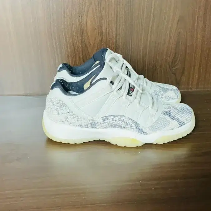 조단11 레트로 로우 Snake Light Bone GS 흰뱀피 250