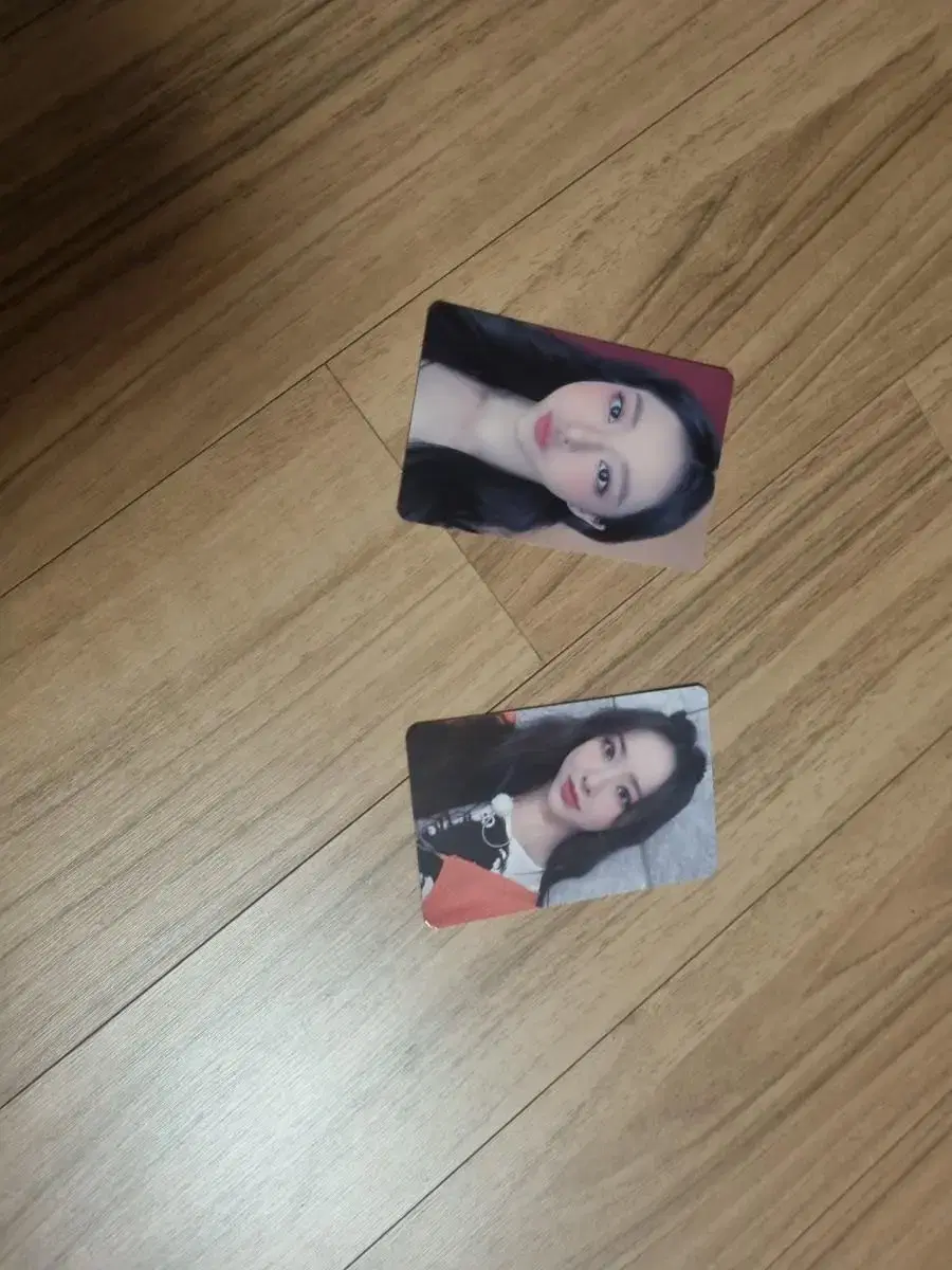 Loona bibi sells photo cards2.