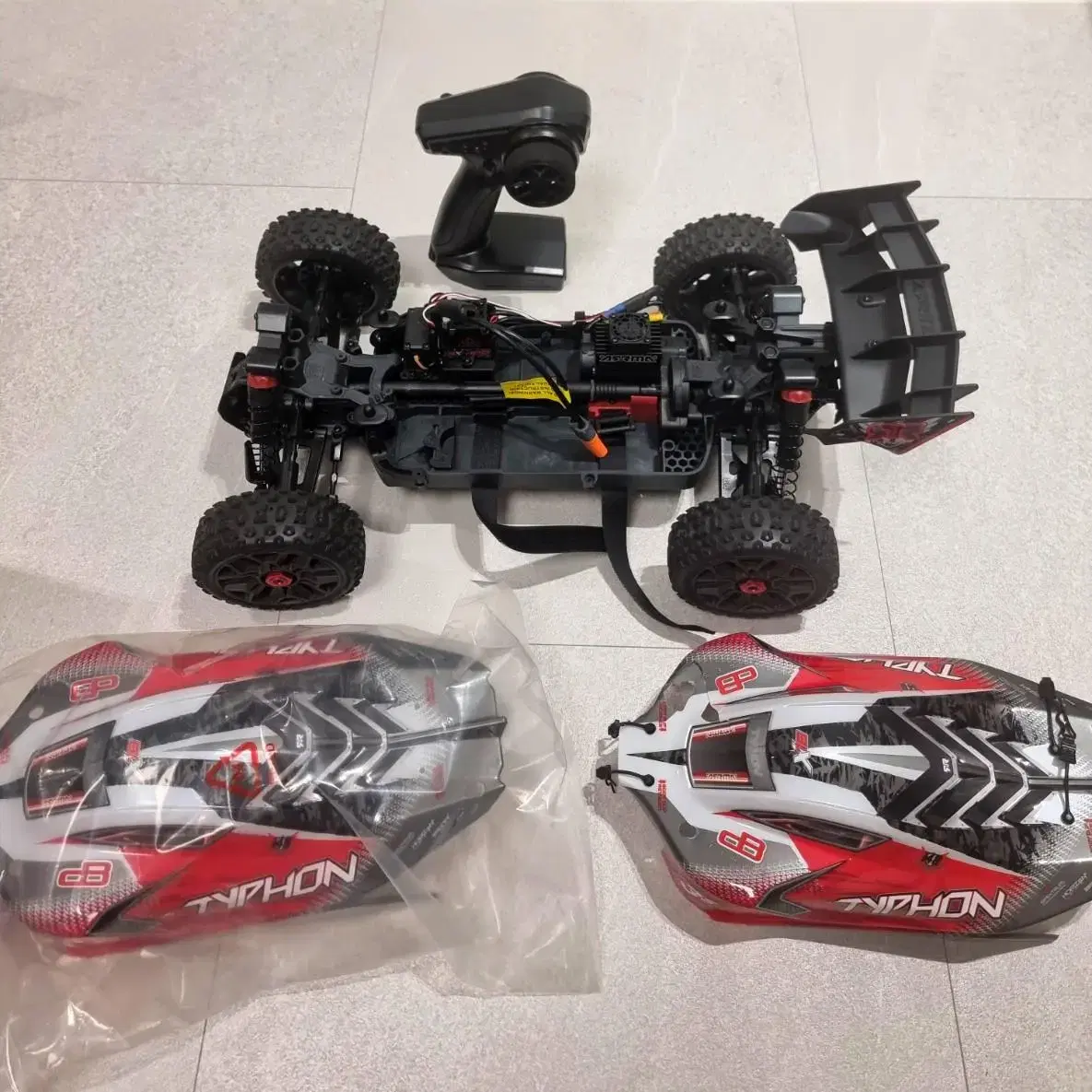 rc카 팔아요 (상태 최상급) 입문용 arrma typhon 4x4