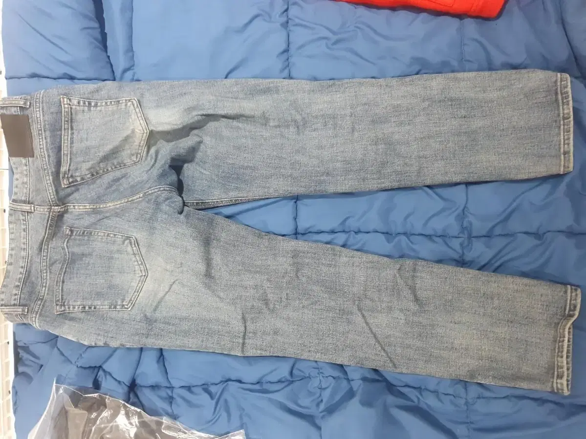 86 Rod Medium Blue Tapered Denim Jeans (size 32)