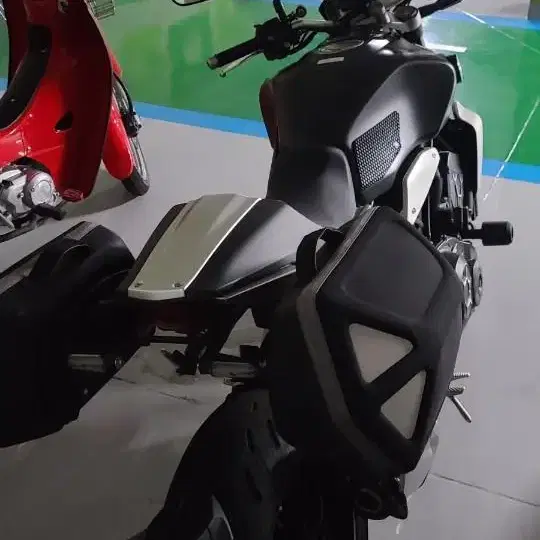 혼다 cb1000r 22년식 판매합니다