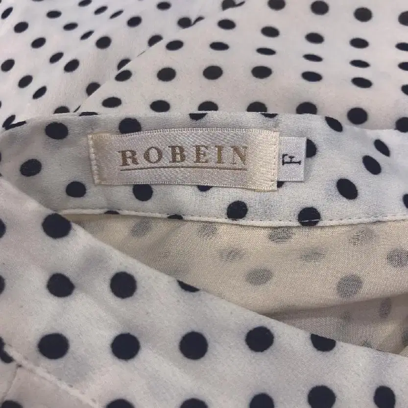 로베인(ROBEIN) 화이트 도트 민소매 카라 롱 원피스