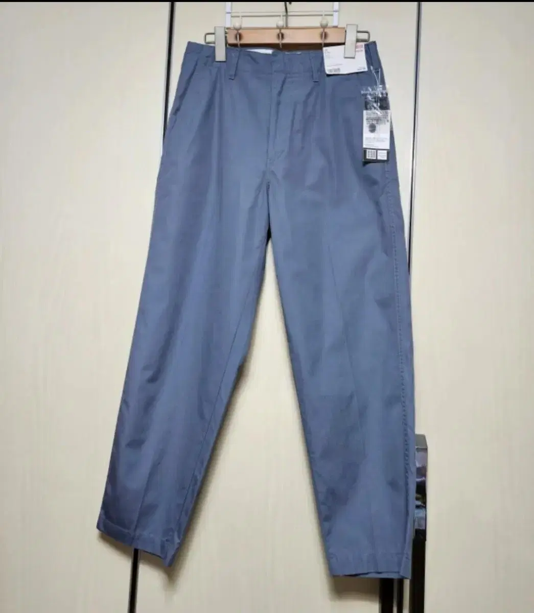 New)UNIQLO Wide Fit Tapered Pants sells