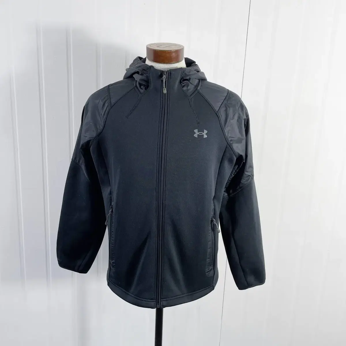 B2 Under Armour Sports Jacket Size 90-95