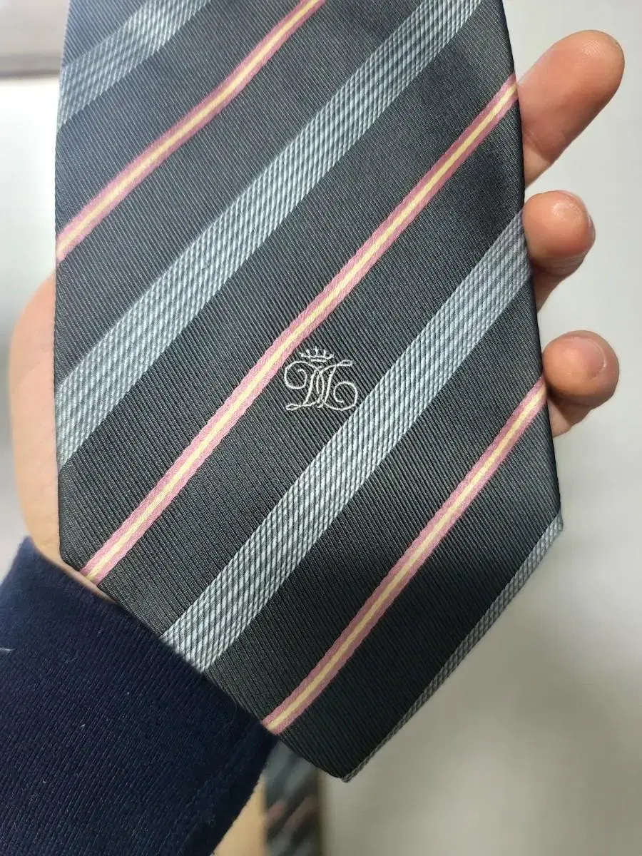 I'm selling a DAKS tie