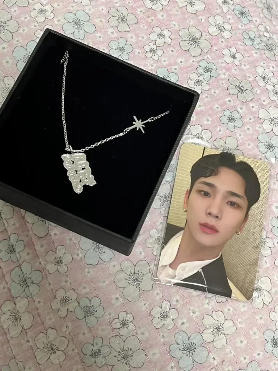 Shinee key Gibum Necklace Photocard