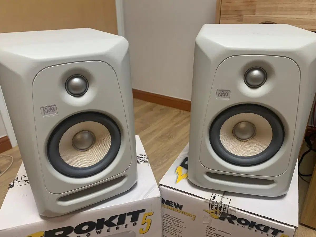 krk rokit5 g3 화이트 리미티드 에디션 1조 팝니다