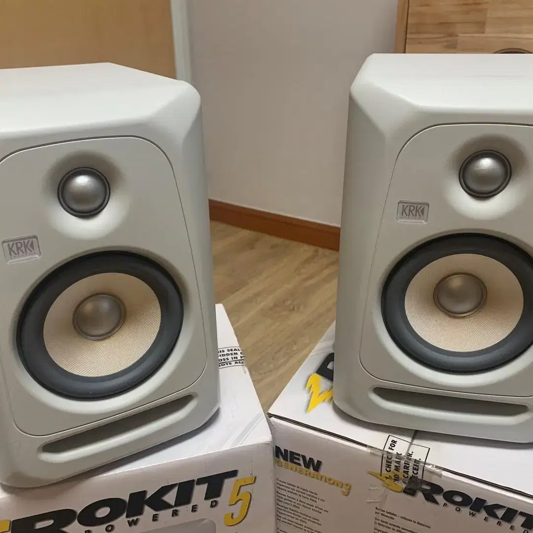 krk rokit5 g3 화이트 리미티드 에디션 1조 팝니다