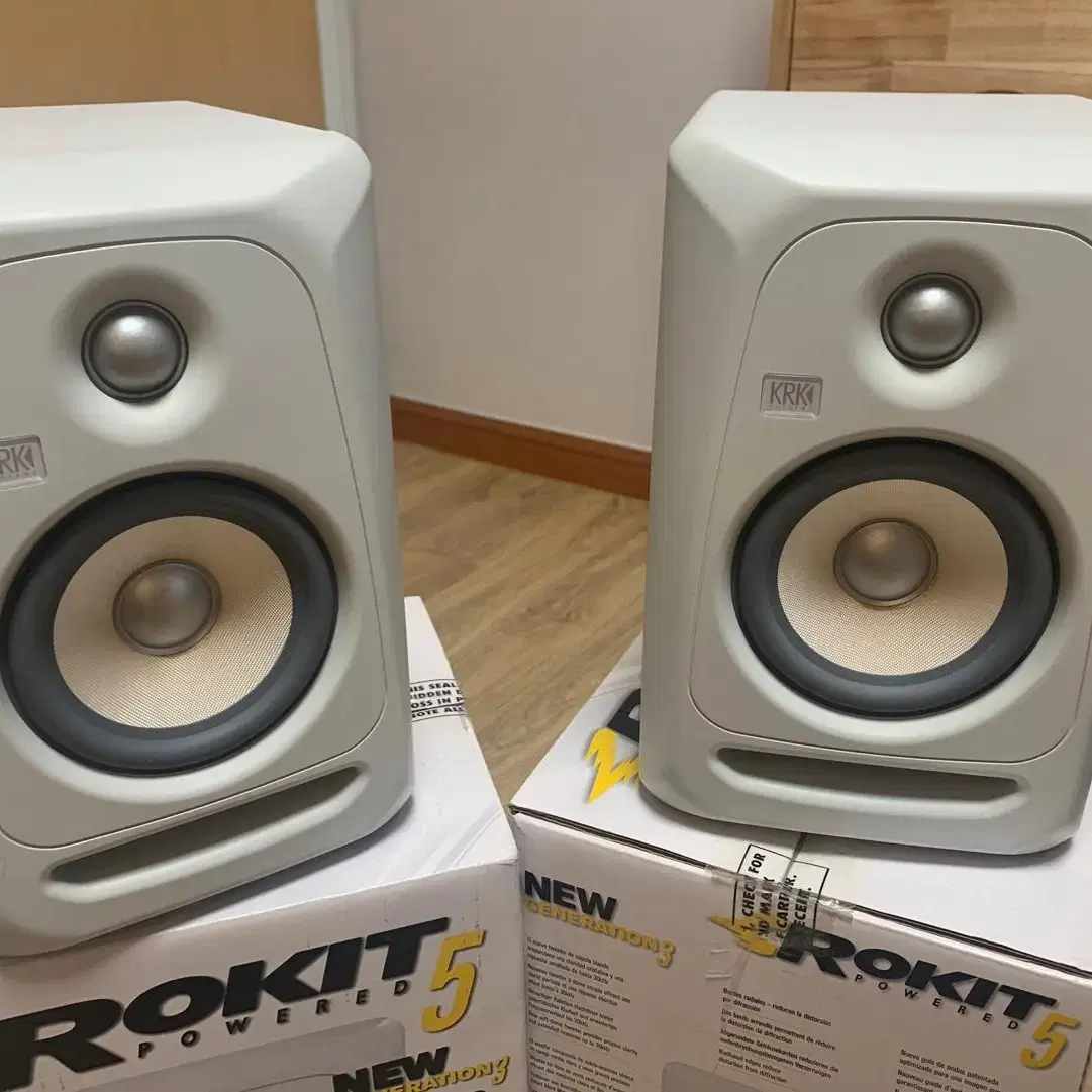 krk rokit5 g3 화이트 리미티드 에디션 1조 팝니다