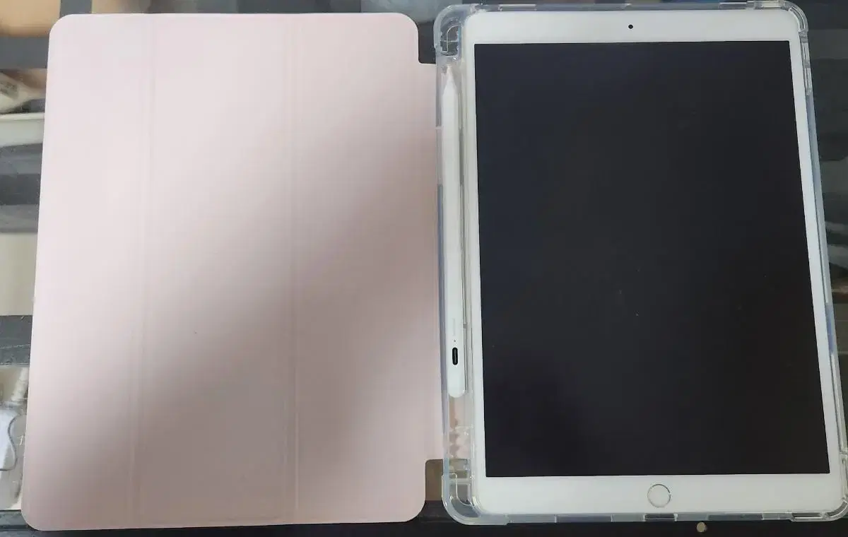 iPad Air 3 64Gig WIFI (Silver) + Original Charger + Case