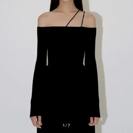 다이애그널 OFF SHOULDER STRAP KNIT(가격내림)