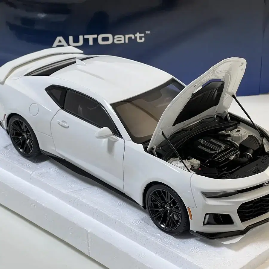 1:18 / 오토아트 / 쉐보레 카마로 ZL1 화이트