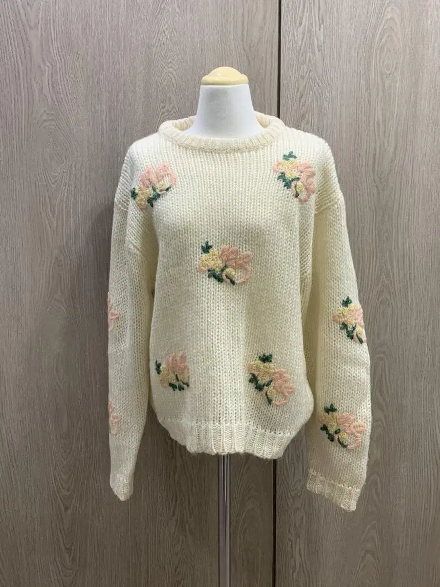 Vintage floral embroidery knit bom