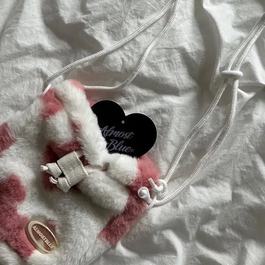 얼모스트블루 FLUFFY COW CROSS BAG - STRAWBERRY