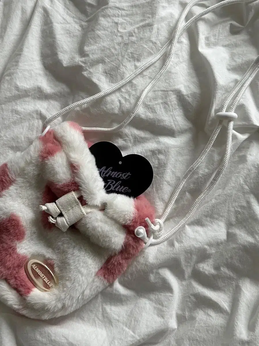 얼모스트블루 FLUFFY COW CROSS BAG - STRAWBERRY