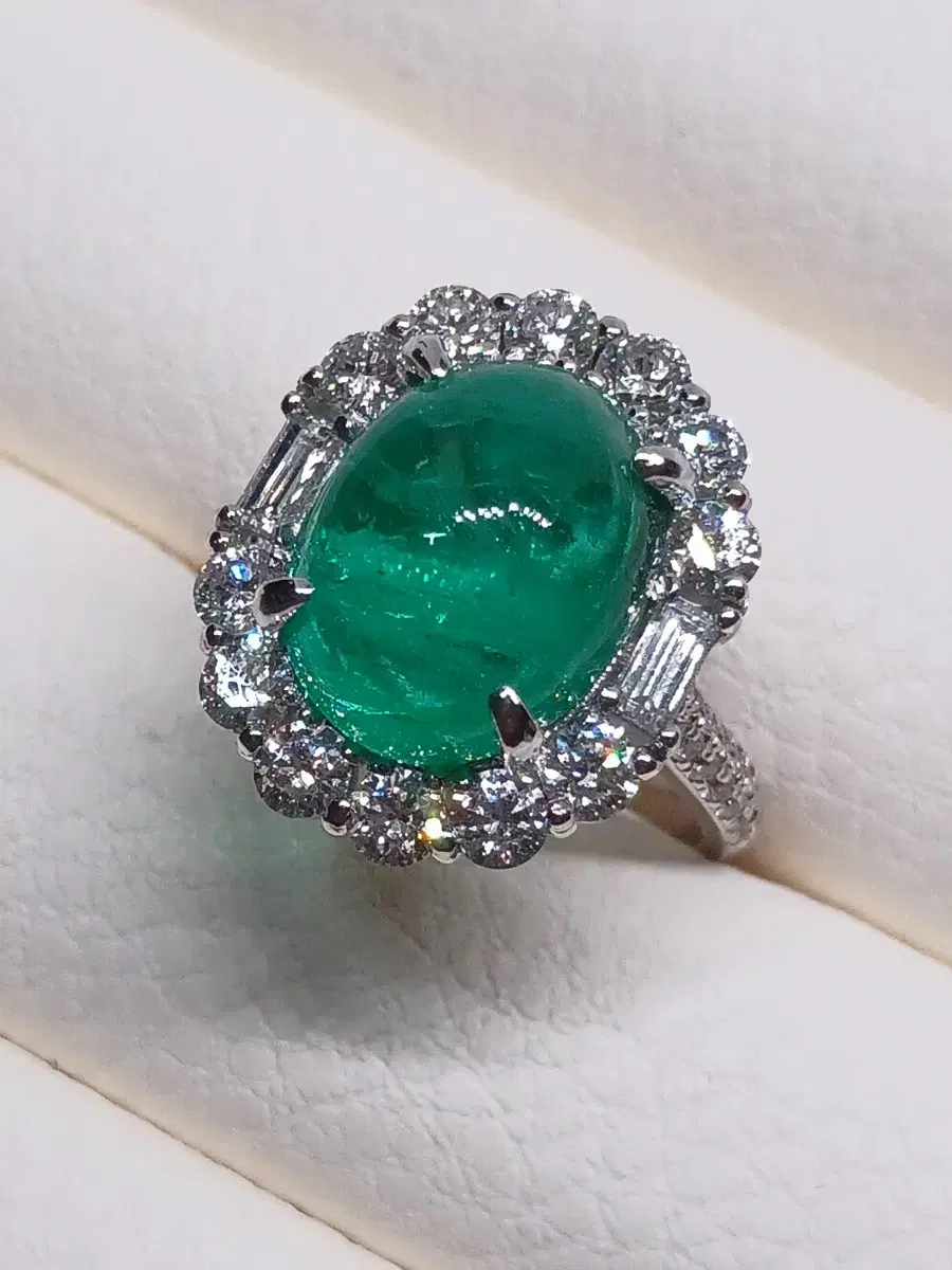 18K Colombian 6.78ct Emerald and Diamond Vahn