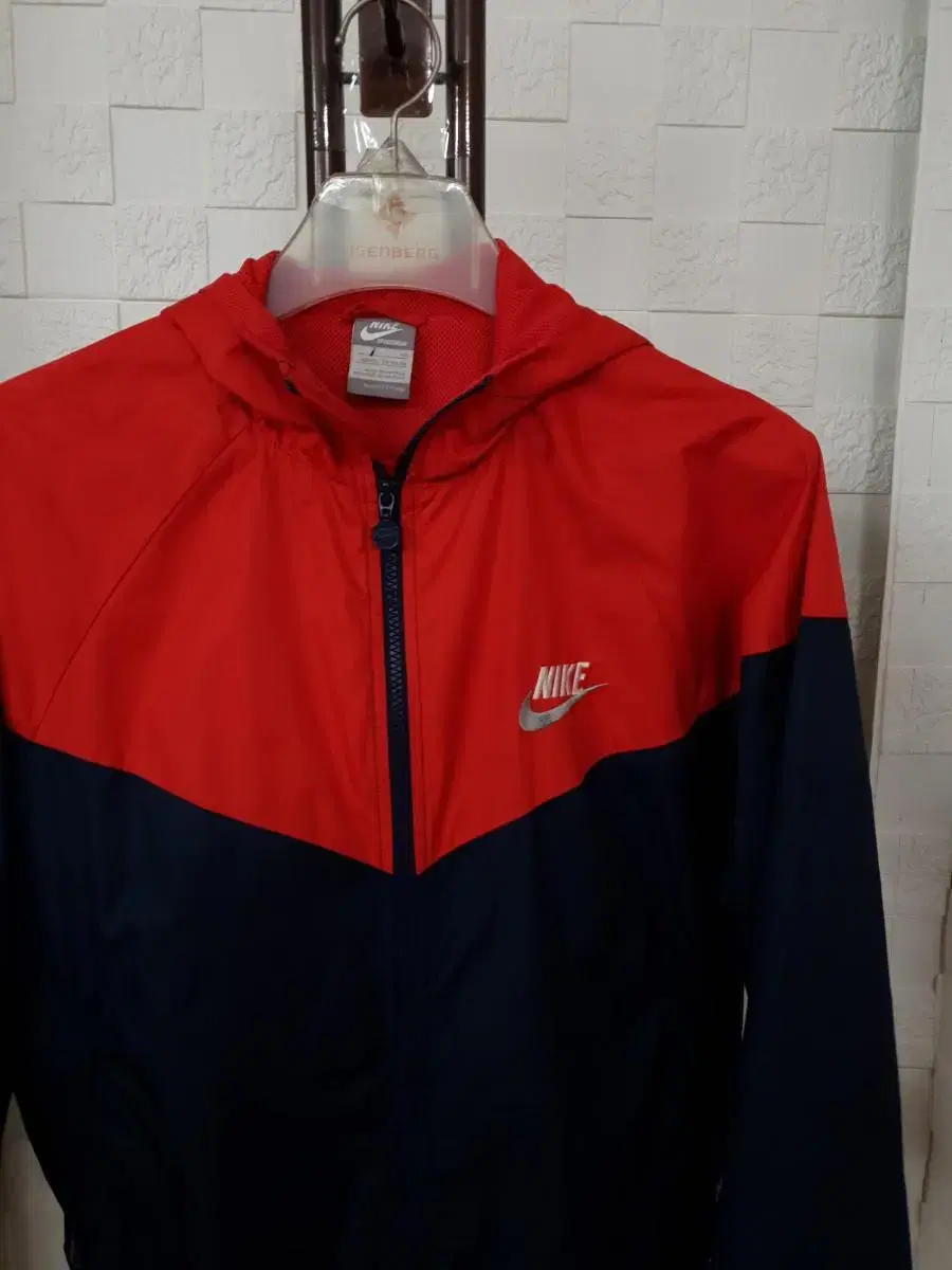 A0284)Nike Windbreaker Hooded Jacket true to size 95