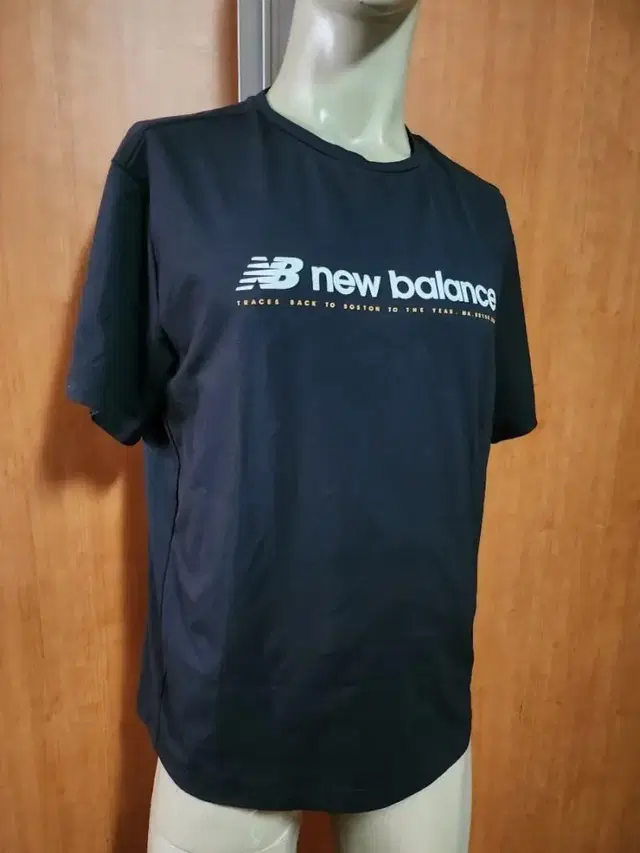 NEWBALANCE뉴발란스라운드넥반팔105 입니다