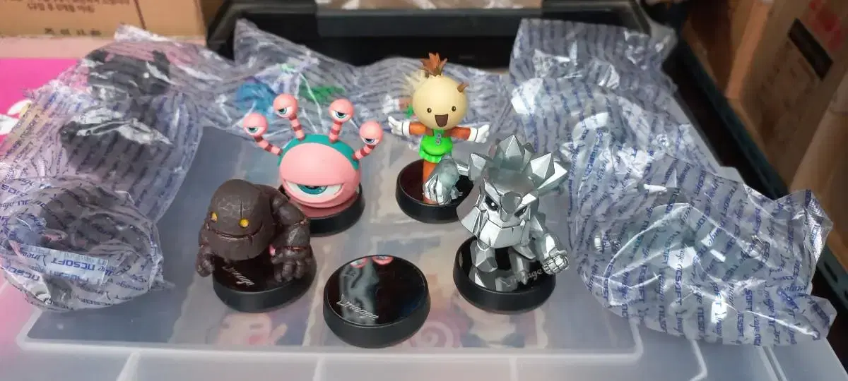 Bulk of 12 Nostalgic NCSOFT Lineage Character Figures 2016