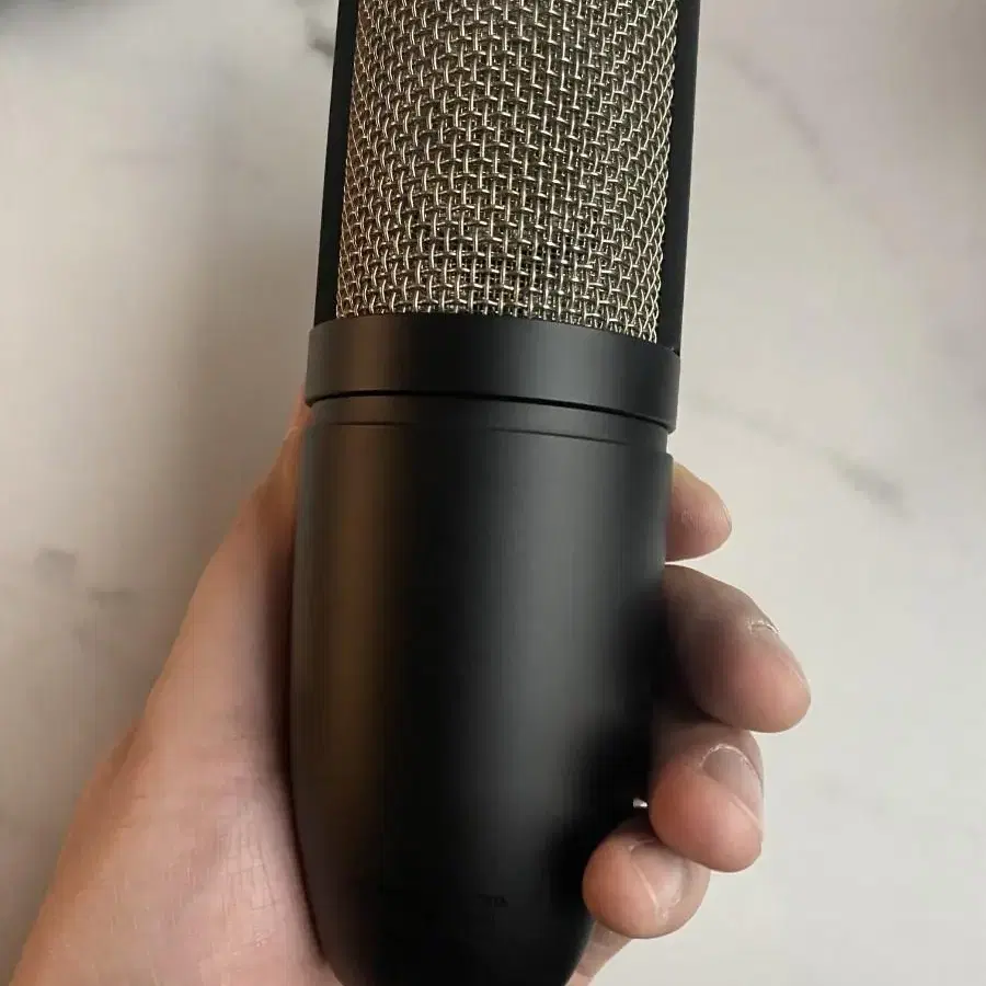 AKG P220 마이크