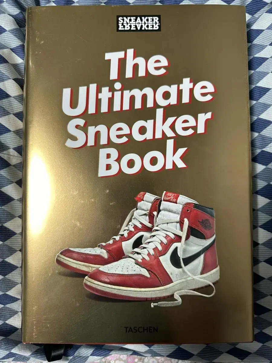 나이키 The ultimate sneaker 책 팝니다