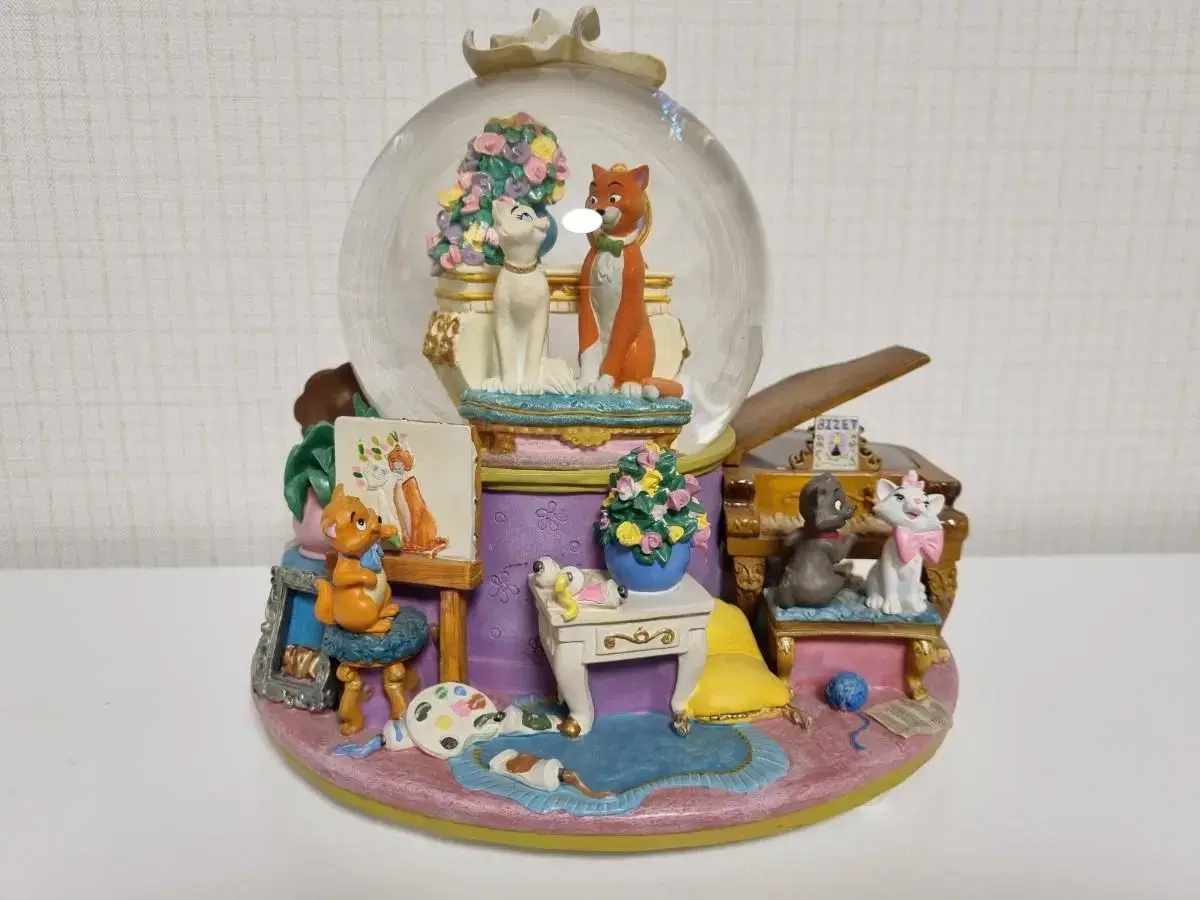 Disney Aristocat Snowglobe Snowballs