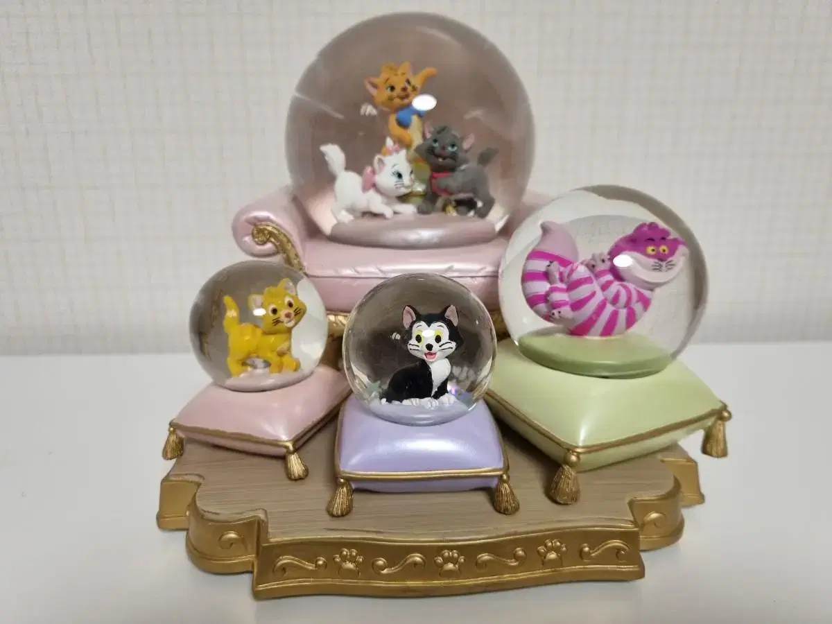 Disney National Cat Day Cat Aristocat Snowglobe Snowball