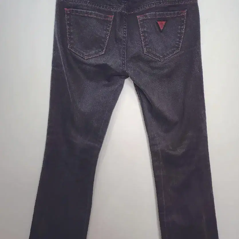 게스진(GUESS JEANS) 세미 부츠컷 레드 포인트 흑청 데님팬츠